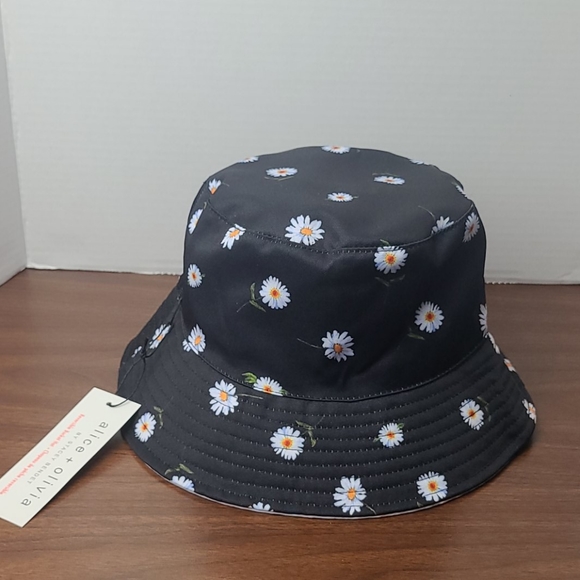 Alice + Olivia daisy print reversible bucket hat - Picture 3 of 6